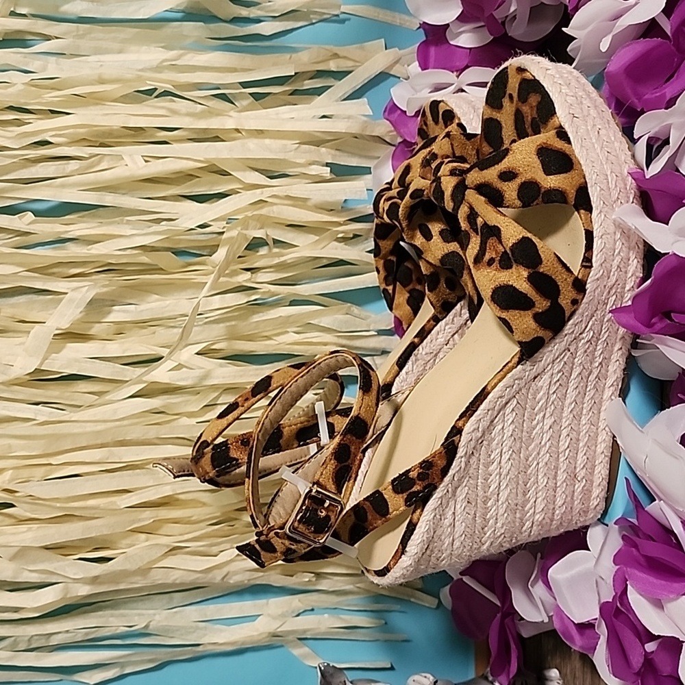Leopard 🐆 print wedges size 6 NWOT. Summer vibes and vacation ready!